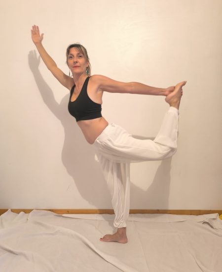 Emilie professeur de yoga chez Anasté Yoga & Co Emilie professeur de yoga chez Anasté Yoga & Co